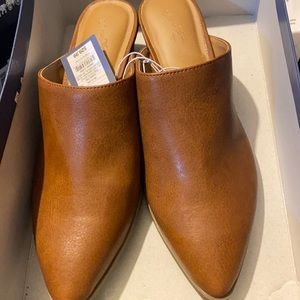 New Universal Thread tan mules size 9.5